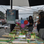 Evento Recicla Leitores Jacarepagua - arrumando a mesa de livros